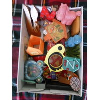 Коробка старинных игрушек.