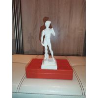 Статуэтка-скульптура "Давид", Микеланджело, высота 16.5 см., без сколов и трещин.