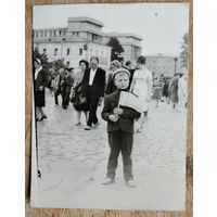 Фото мальчика на празднике. Минск. Центральная площадь. 1960-70-е. 9х12 см.