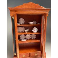 Миниатюрный сервант для кукольного домика из красного дерева с сервизом