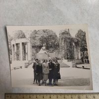 Фотография. История СССР в лицах.  Экскурсия по Риге. Надгробие могилы поэта Яна Райниса. 1950-е.