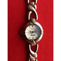 Женские кварцевые наручные часы марки Рекорд из серии Неон с браслетом.