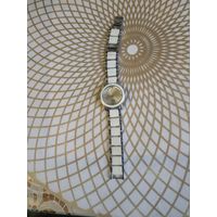 Часы наручные с браслетом. ТИКАЮТ. Состояние на скане. В коллекцию,ремонт,на запчасти.