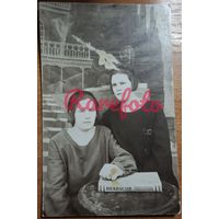 1920-е Две подруги томик Некрасова студийное фото типаже ретро
