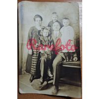 1930-е Открыточный формат студийное фото семья ретро типажи
