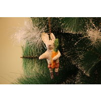 Ёлочная игрушка папье-маше, "Заяц с морковкой".