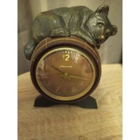Часы медведь на бочке. На ходу. С Рубля.