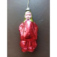 Ёлочная игрушка "МАЛЬЧИК В ПАЛЬТО И ШАПКЕ УШАНКЕ", стекло, подвес. (СССР, 1950-1960 гг.).