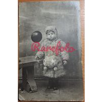 1910-е Открыточный формат мальчик с шариком редкий сюжет ретро типажи фотоателье