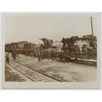 Уничтоженный советский эшелон с зенитными пушками на платформах.