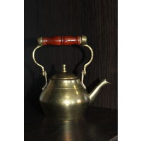 Латунный, декоративный чайник.