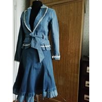 Кокетливый костюмчик красивого небесного цвета, комбинированный, импортного производстаа, натуральный плотный cotton, размер 44-46.