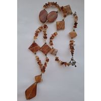 Длинные бусы. Камень. Сердолик. Сотуар. 70-е годы. Длина 70 см+ кулон 6 см