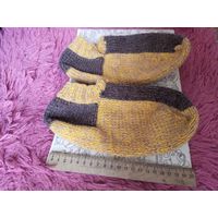 Вязаные тапочки жёлто - коричневые.