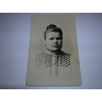 Открытка Старинная Девушка с кулоном Подписана Датирована 10.11.1921