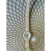 Часы наручные  с ремешком  . В ремонт,коллекцию,на запчасти. Состояние на скане.