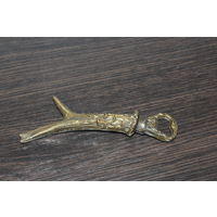 Открывашка латунная в виде рога.