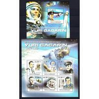 Космос. Гагарин. Мозамбик. 2011. 1 малый лист и 1 блок. Michel N 4598-4503, бл451 (22,0 е).