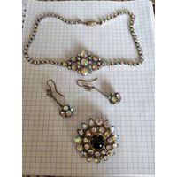 Комплект винтажной бижутерии .  Колье, серьги, брошь.