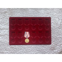 Планшет на 12 медалей Д 32 мм.