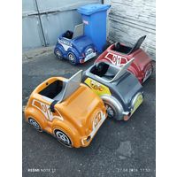 Машинка каталка с ручкой крепкая вес около 15 кг.