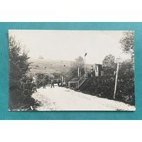 Фотооткрытка 1 Мировая война Немецкие солдаты униформа пикельхауб ровер / КПП шлагбаум HALT!