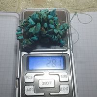 Бусы крошка натуральная  бирюза и говлит смесь 28 грамм  плюс коралл подкрашенный 9 грамм , в работу