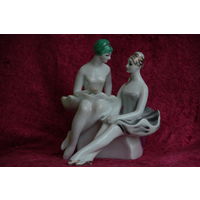 Статуэтка фарфоровая  "Балерины в антракте" Киев, Киевский завод КЭКХЗ ( ЦЕЛАЯ )  , высота 20,5 , ширина 17 см