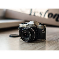 Nikon FM10 с объективом Nikon Series E 28mm 1:2.8 MKII