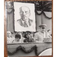 Фото. Летчик-космонавт Герман Титов и Министр обороны СССР Маршал Малиновский Р.Я. на мининге. 1960-е. 18х21 см