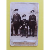 Фото кабинет-портрет "Солдаты царя-батюшки с шашками", до 1917 г.
