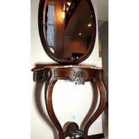 Старинная консоль с зеркалом.