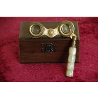 Бинокль старинный , латунный  с перламутровой инкрустацией в футляре  ( рабочий )