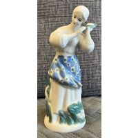 Статуэтка фарфоровая Девушка с калиной " Цветет терен. Девушка у плетня "ЗХК Полонное 1973-1991 ГОДА.