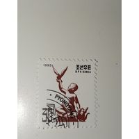 Корея 1995 год  изображена скульптура ребенка с голубем.