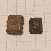 Две прямоугольные штучки. Может гирьки ?