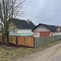 Дом для постоянного проживания д. Володьки, центральные коммуникации, кирпичный гараж и сарай.