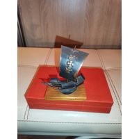 Металлическая модель парусника на деревянном основании, высота 11 см.