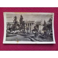 Сочи. Вид на Государственный театр с Приморского парка. 1939 г. Чистая.