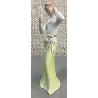 Статуэтка Девушка с зеркалом , фарфор Royal Dux Bohemia Чехословакия. Высота 20 см.