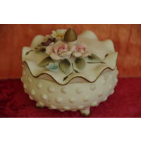 Шкатулка фарфоровая (   диаметр 10,5 см  высота 8 см  )  целая