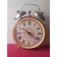 Часы будильник Янтарь. Настольные. СССР.