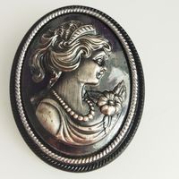 Брошь "Камея." Винтаж.Серебристый металл. Бакелит.5х4 см.