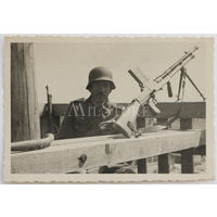 Немецкий часовой у пулемета на вышке концентрационного лагеря для советских военнопленных.