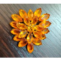 Винтажная брошь  , украшена янтарного цвета кристаллами и камнями  в хорошем состоянии без потерь камешков и с защелкой рабочей