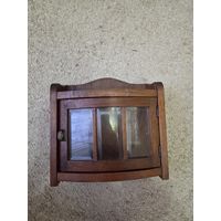 Старинный аптечный шкафчик