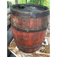 Старинная ДУБОВАЯ бочка на 10 литров. возможно  ещё трофейная. В идеале-была в личном пользовании лет 10. даже  капелька  не  протекает.