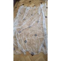 Очень красивый тюль длина 220 ширина 215 см. Тюль цвета шампань, вышивка золотого цвета. На петлях, замеры делала без учета петель. Снизу утяжелитель, кое где нужно подшить. В общем очень красивый тюл