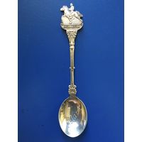 Красивая серебряная ложка