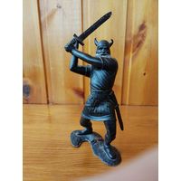 Фигурка викинга.